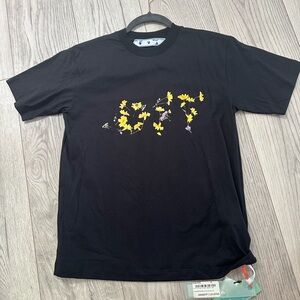 Women’s off white flower design Black Graphic T-Shirt new with tags size small